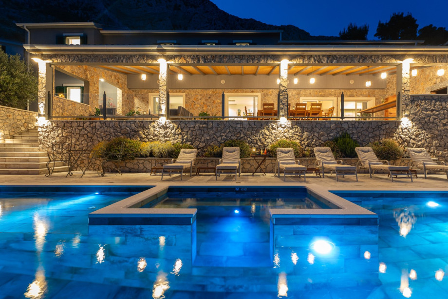 Even the most demanding will discover their ideal location for a good book or a glass of wine overlooking the slopes, the sea and the island.