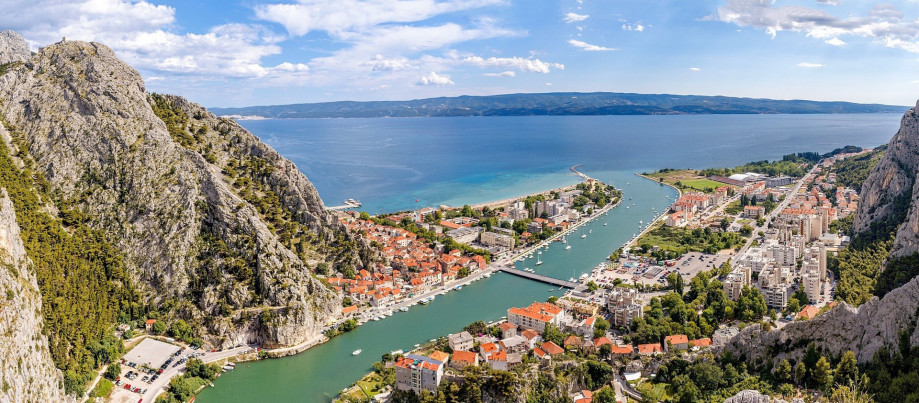 Just 7,5 km away is the small Mediterranean town of Omis