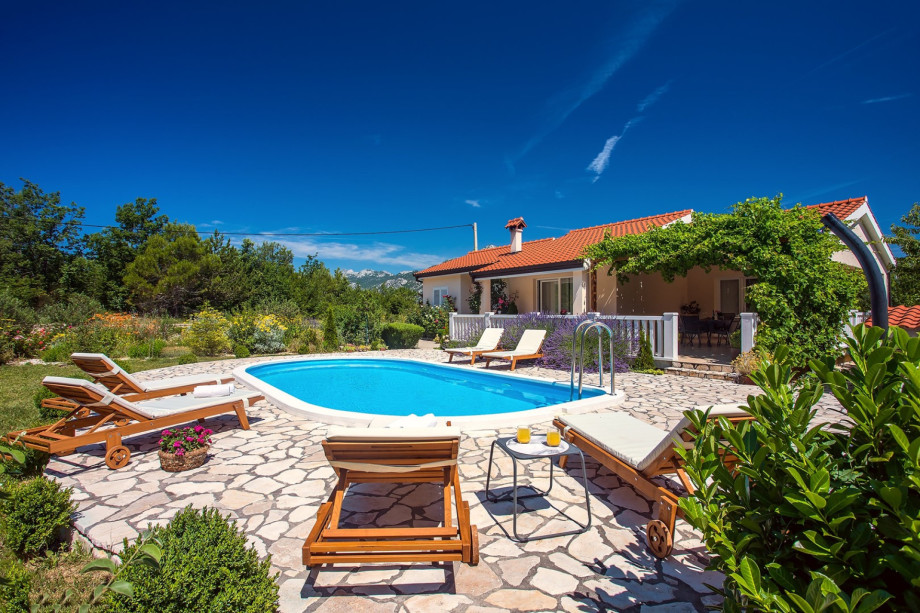 Modern 130m2 villa with private pool free wifi and 3 bedrooms, 8 people