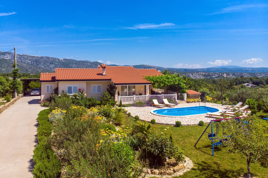 Modern 130m2 villa with private pool free wifi and 3 bedrooms, 8 people