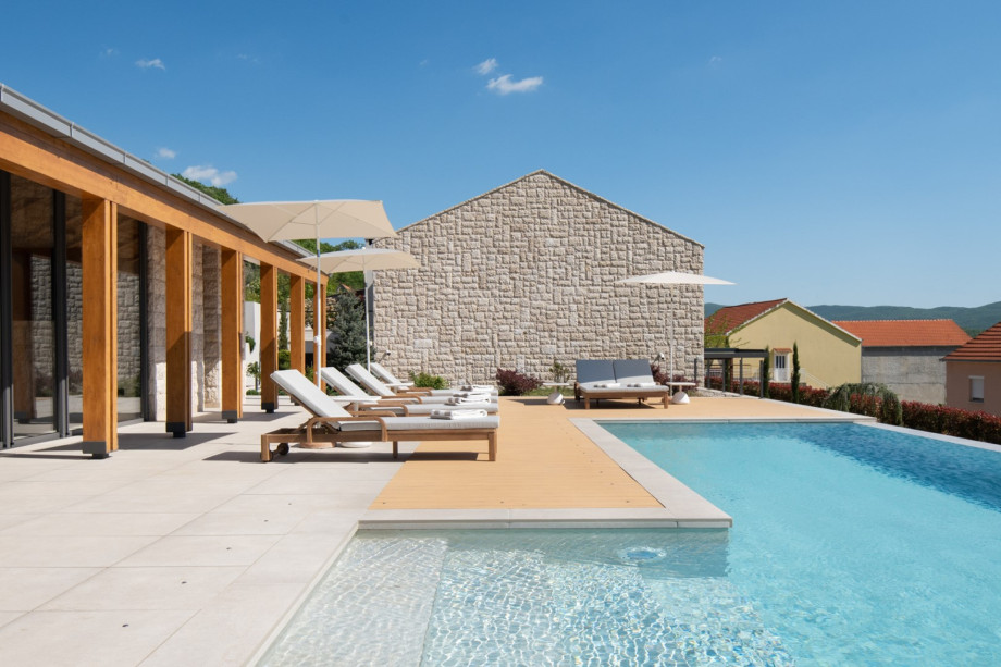 Relax by the 70 sqm heated pool, an oasis for enjoyment in the heart of the Dalmatian hinterland.