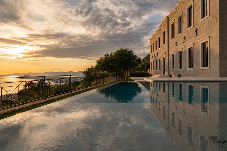 The 50 m2 heated infinity pool offers breathtaking panoramic views of the Adriatic Sea and nearby islands.