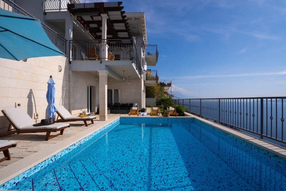 A private 25sqm heated pool that has a counter-current program, tiled with blue mosaic, emphasizes the spaciousness of the terrace and the open view of the Adriatic