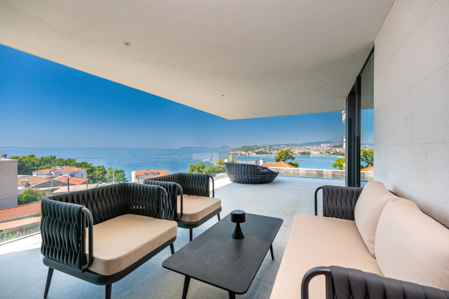 There are also sunbeds, a circular deckchair, an outdoor shower, a covered dining room with very comfortable chairs and views of the sea and the neighborhood