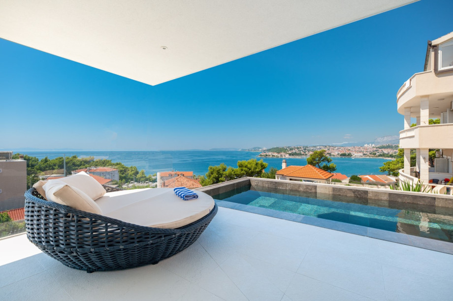 This beautifully decorated property of 380sqm of living space is located on a fully fenced private plot of 594sqm