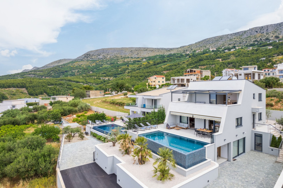 Nestled in Podstrana on a generous 600sqm plot, this villa boasts 300sqm of interior space across three levels.