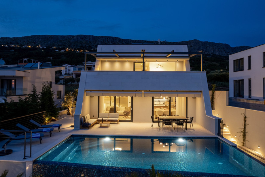 This beautifully appointed property in Podstrana sets on a 600sqm private plot, offering a 300sqm of useful interior
