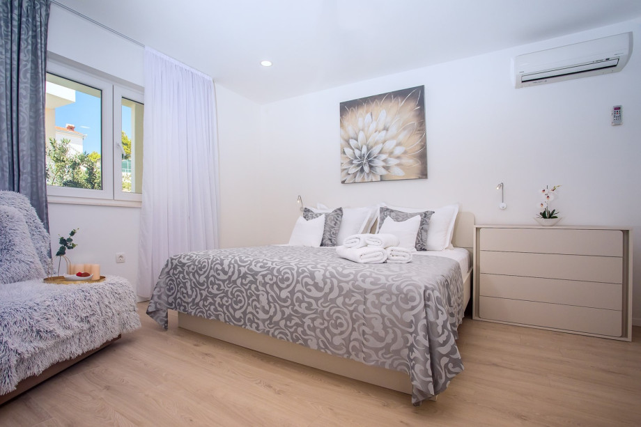 Bedroom No3 with en-suite: double bed 180x200, AC - 1st floor