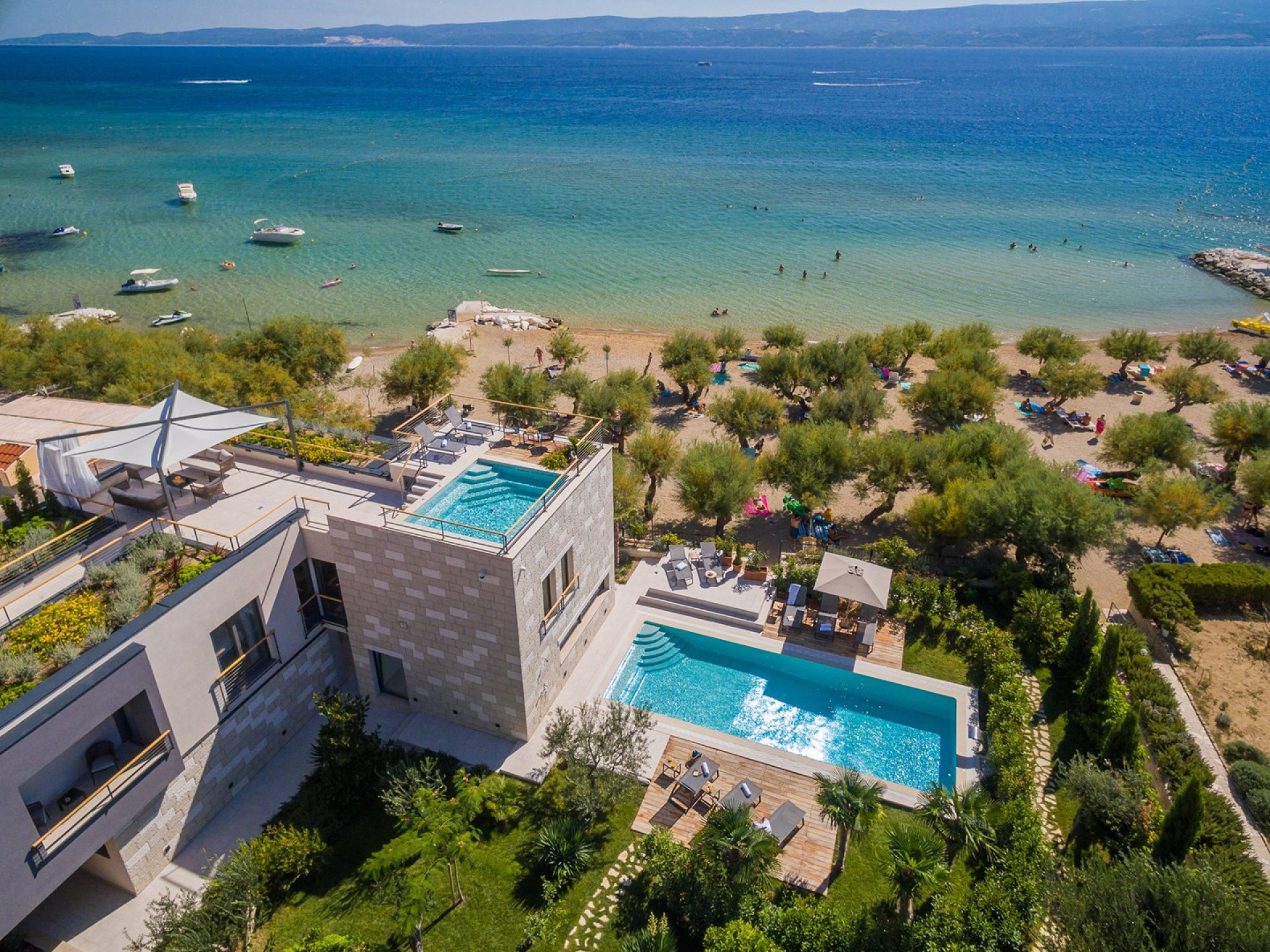 Beachfront Villa Flores