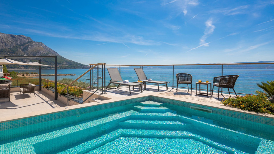 A rooftop whirlpool & lounge sitting area gives you a unique opportunity to enjoy the views
