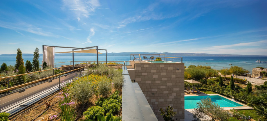 A rooftop whirlpool & lounge sitting area gives you a unique opportunity to enjoy the views