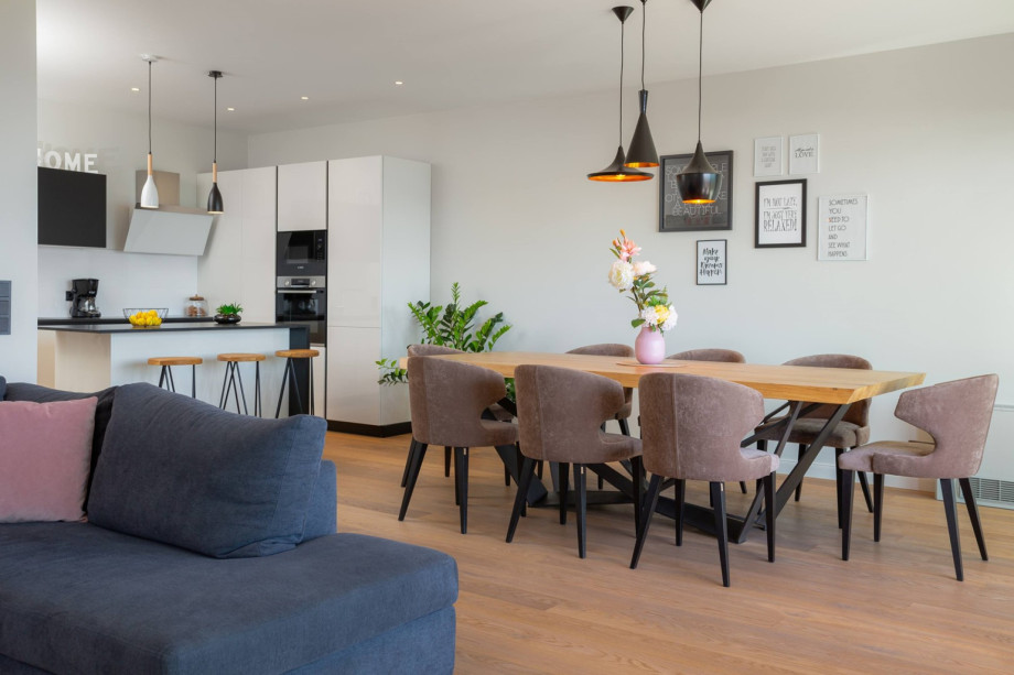 Spacious and carefully decorated living and dining area with fully equipped kitchen