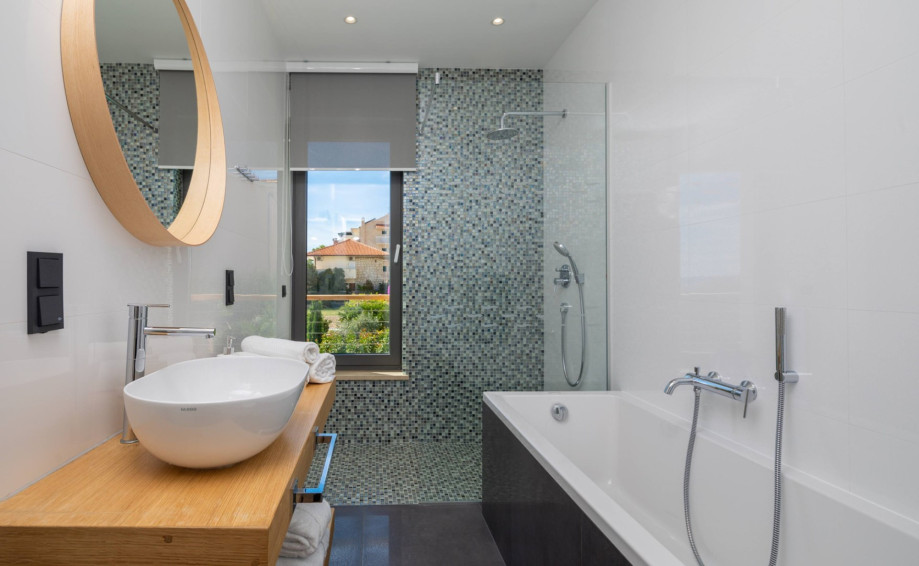 En-suite bathroom with shower and bath tub in bedroom No1