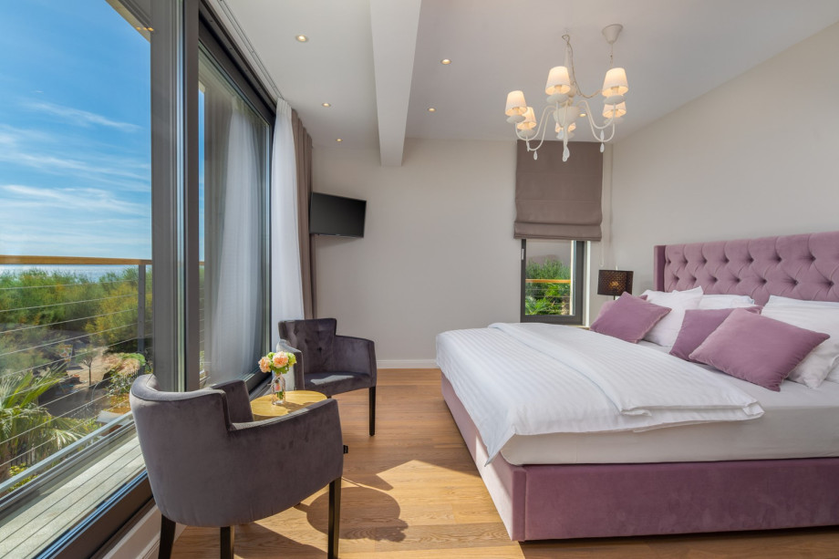 Bedroom No1 with opened sea views, king-size bed 200x220cm and en-suite bathroom