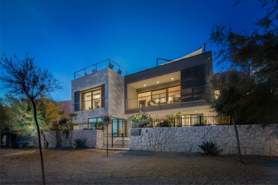 Villa Flores located at the sandy beach in Duc´e