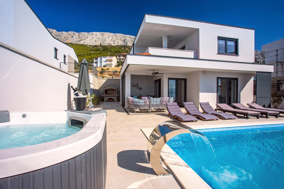 The outdoor offers private infinity pool 8m x 4m, jacuzzi, 8 deck chairs