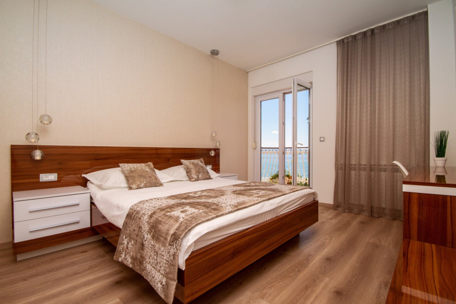 Bedroom No2, No4 and No5 with queen bed, AC and ensuite bathroom