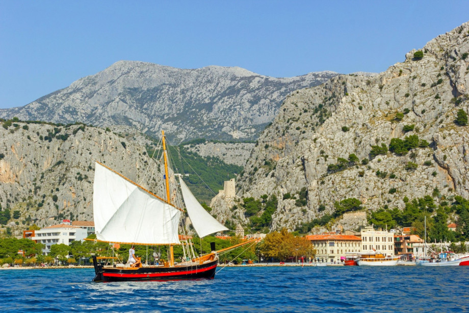Book individual or group boat tour to island Bracˇ, Hvar or Vis