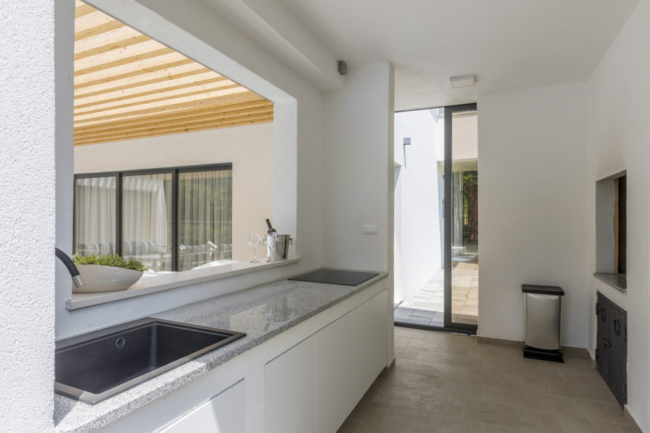 Fully equipped summer kitchen