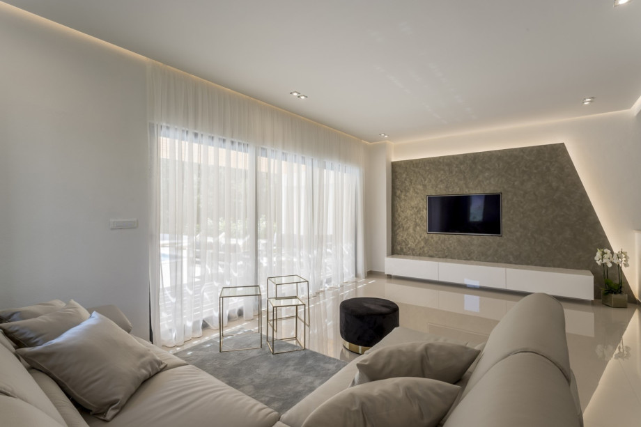 A living room with smart TV, a sofa, A/C, free WiFi, NETFLIX, Lego cubes...