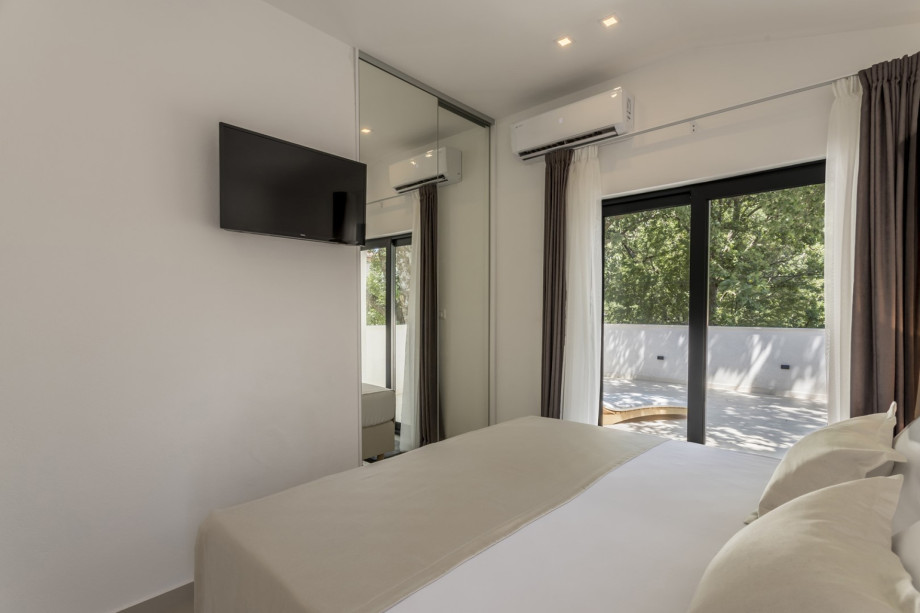 Bedroom No1 with king-size bed 180cm x 200cm, A/C, a TV, a balcony and a terrace