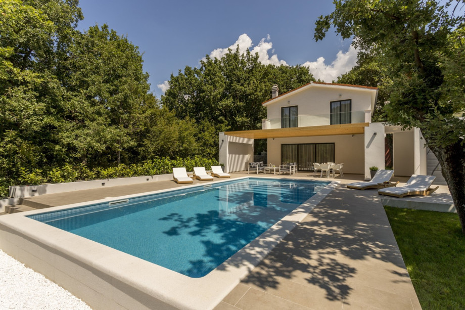 Due to villa location, you are close to many activities offered in area of Omiš
