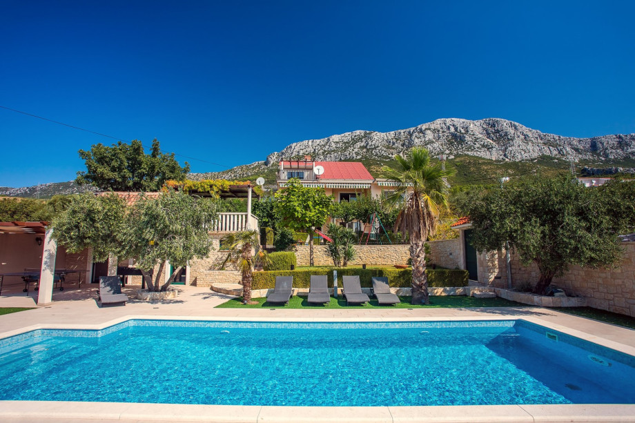 Swimming pool depth goes from 1m to 1.5m with 8 deck chairs.