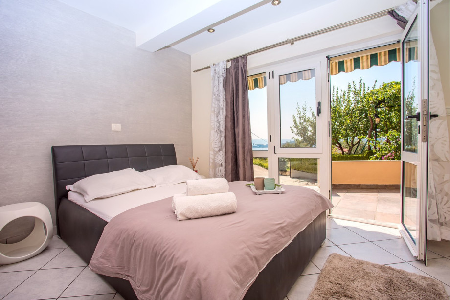 Bedroom No7 with double 140cmx 200cm bed, air-condition and en-suite bathroom