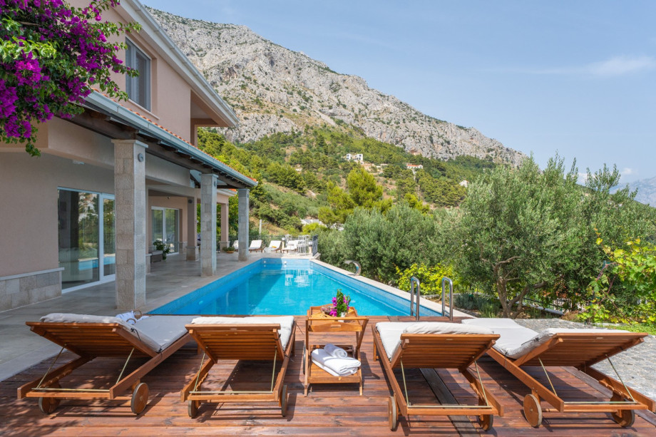 40 sqm Heated private pool with hydro massage