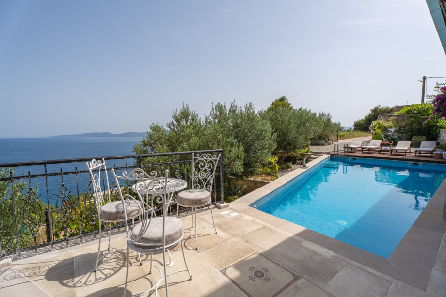 Panoramic sea and island views that you can enjoy any time of the day, or night
