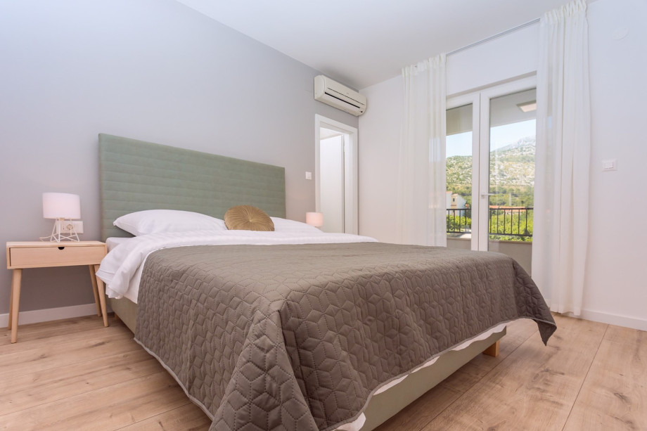 Bedroom No2 with double bed 160x200cm, en-suite bathroom with shower, A/C