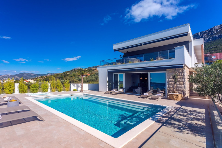 Property is fully fenced (800 sqm) with 4 covered private parking places.