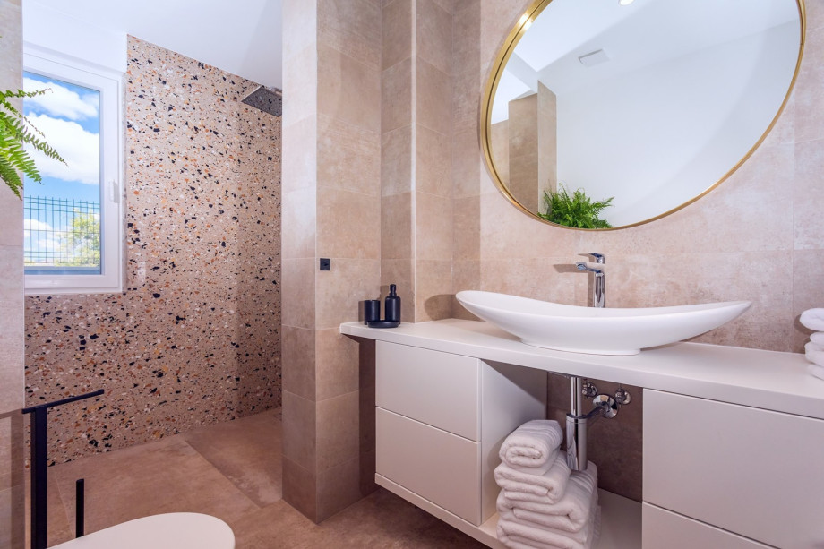 En-suite bathroom with a shower (Bedroom No3)