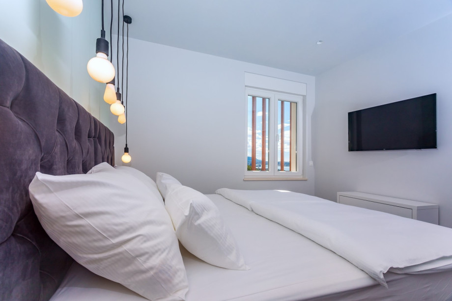 Beds in Bedroom No5 can connect to a king-size bed.