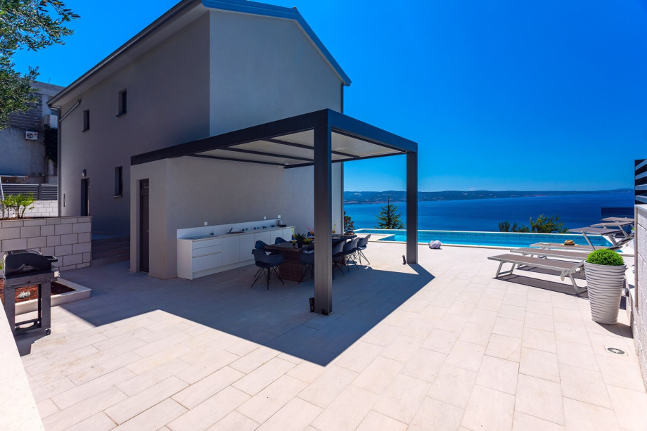 It is impeccably equipped in a modern and luxurious style