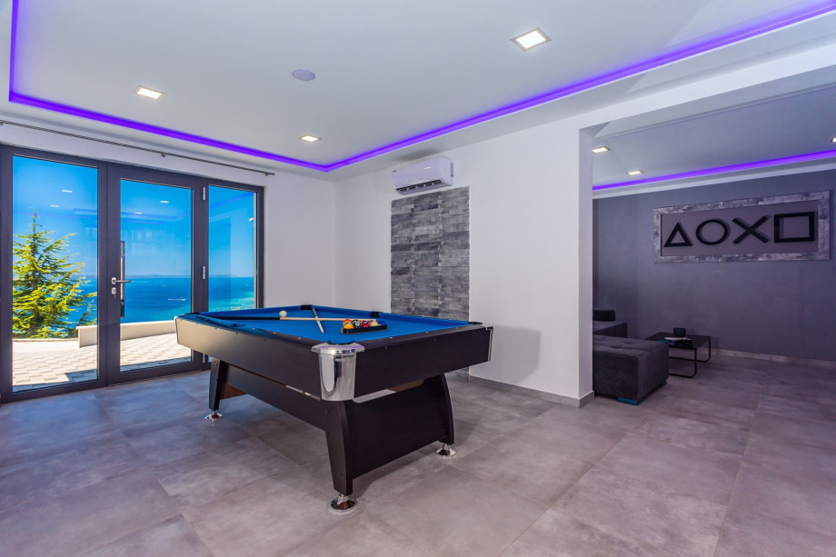 Fun zone with a pool table and a sitting area (Lower ground floor)
