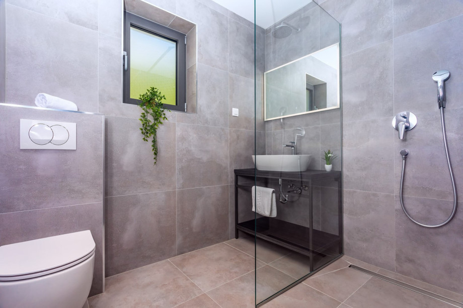 En-suite bathroom with shower (bedroom No2)