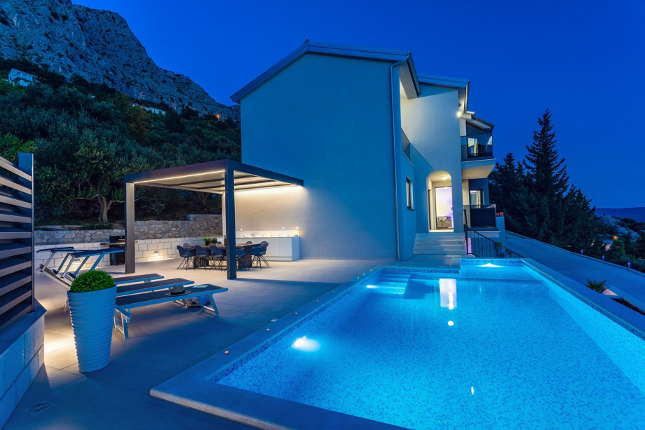 Fully air-conditioned, free WiFi, stylish and comfortable interior and exterior