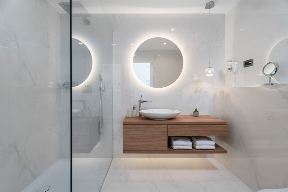 En-suite bathroom attached to Bedroom No3 with a shower 140x90