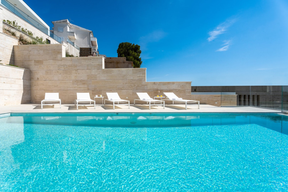 The swimming pool is treated with hydrolysis, a system for the disinfection of water without the use of chlorine, bromine or other chemicals