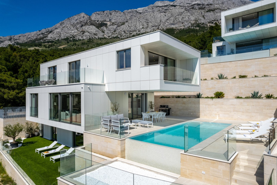 You can feel a Mediterranean atmosphere here, surrounded with pine trees and crystal clear sea