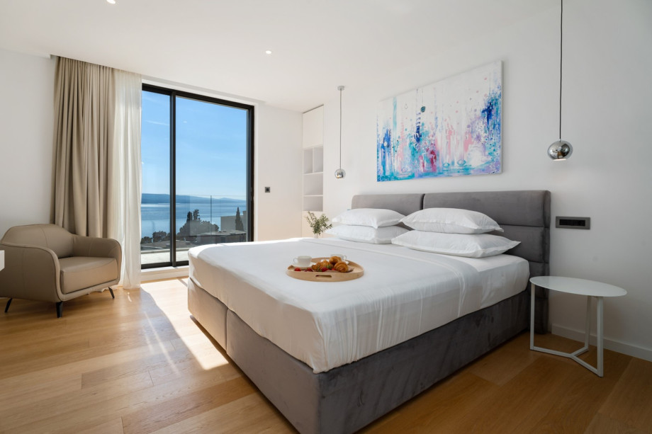 Bedroom No4 (27sqm) with a Super king size bed 210x200cm, TV, A/C
