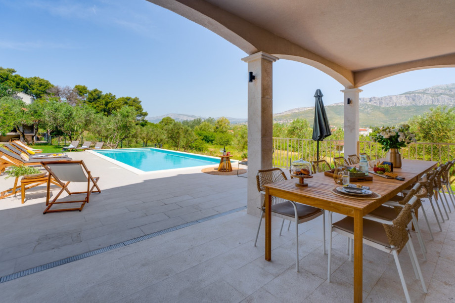 The Outdoors features a 10 x 4 private swimming pool with hydromassage