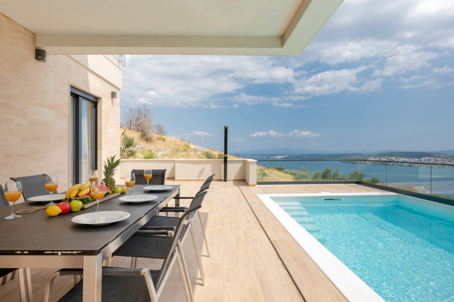Perfect spot to try Dalmatian specialties and the domestic wines