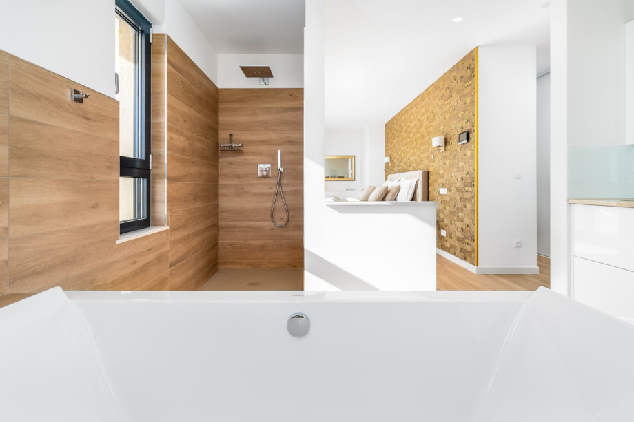 En-suite bathroom with shower and a bathtub.
