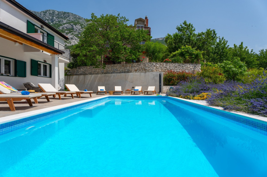 Villa Belina offers spacious , fully air-conditioned accommodation for 10 people