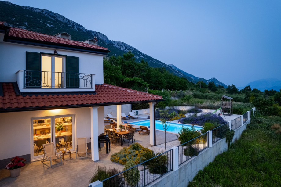 Villa Belina is 8 km (10 min drive) from small Mediterranean town Omiš