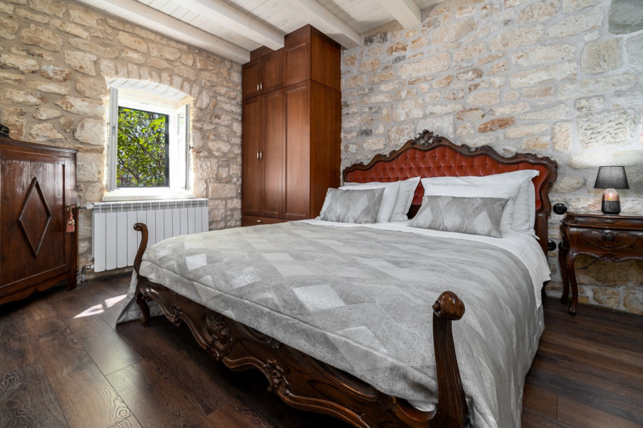 Bedroom No1 (11sqm) with a king-size bed 170cm x 200cm, air conditioning, and an en-suite bathroom