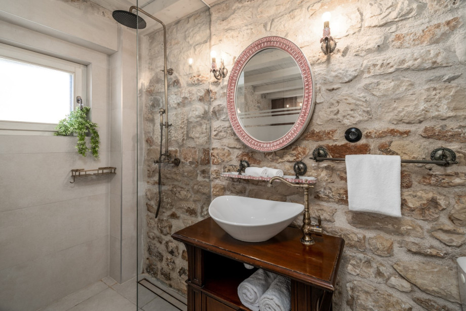 En-suite bathroom (bedroom No1) with a shower (3.5sqm)