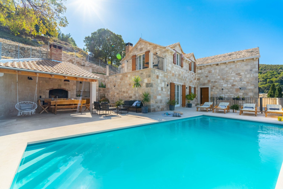 Villa Ani offers panoramic views of the Dol valley and the sea.